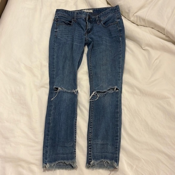 FREE PEOPLE DISTRESSED KNEE SKINNY JEANS - Size 25 - Picture 3 of 10